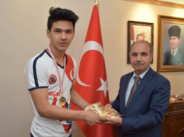 Okul Sporları Gençler B Türkiye Boks Şampiyonu ERSİN TÜRKAN