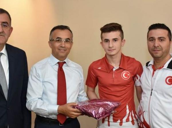 Türkiye Şampiyonumuz Sayın Valimiz Çeber'i Ziyaret Etti