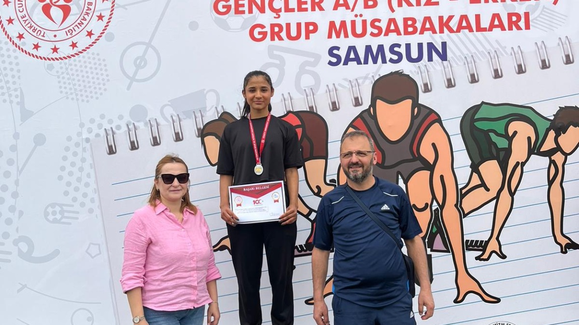Öğrencimiz Yüsra Arifi, 24-25 Nisan 2024 tarihlerinde Samsun ilinde düzenlenen Atletizm Gençler A-B Grup Müsabakaları’nda ikinci olarak Türkiye finallerine katılmaya hak kazanmıştır.