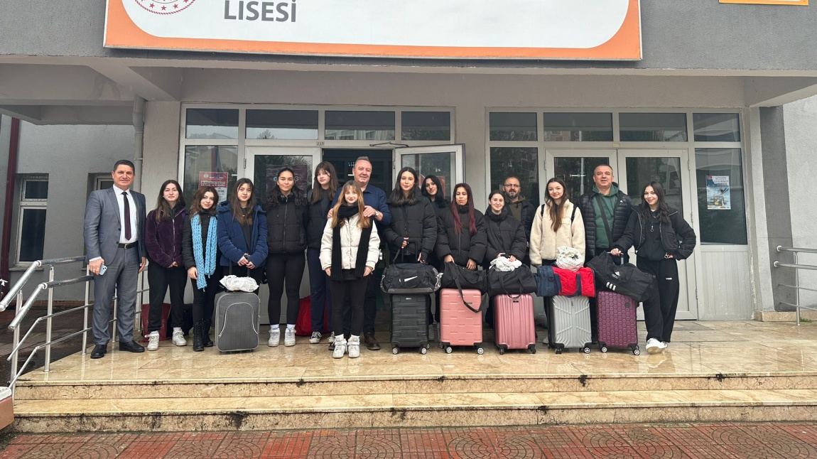 KARABÜK 1. Sİ VOLEYBOL KIZ TAKIMIMIZI GRUP MAÇLARI İÇİN KASTAMONU'YA UĞURLADIK